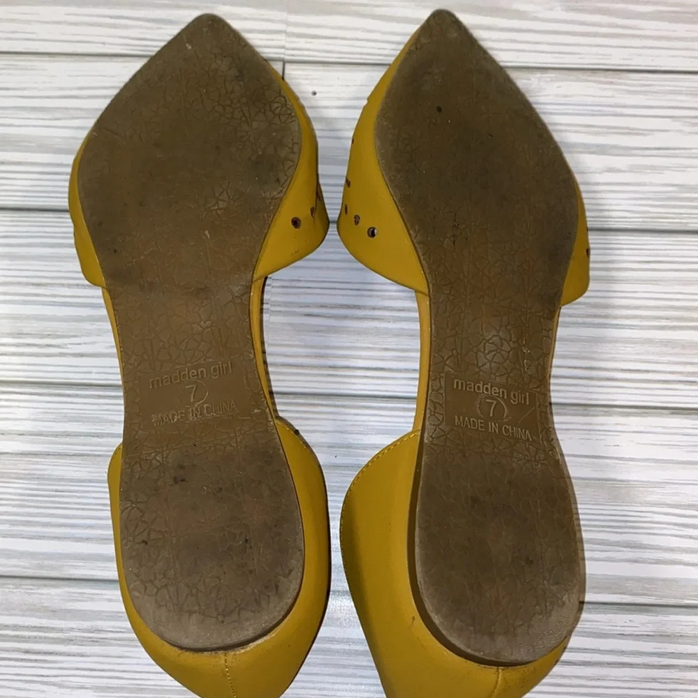Madden Girl Mustard Sz 7 Flats - Picture 9 of 9
